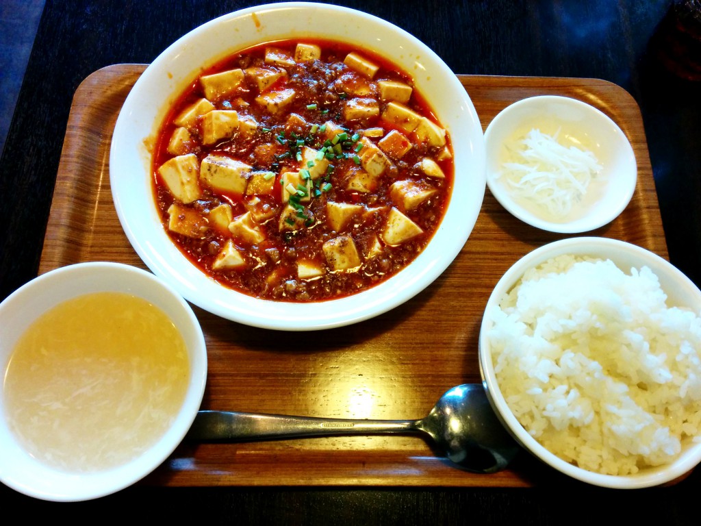 ランチ定食 西安風マーボー豆腐 は、 ごはん、スープ、マーボー豆腐、漬物のセットです。