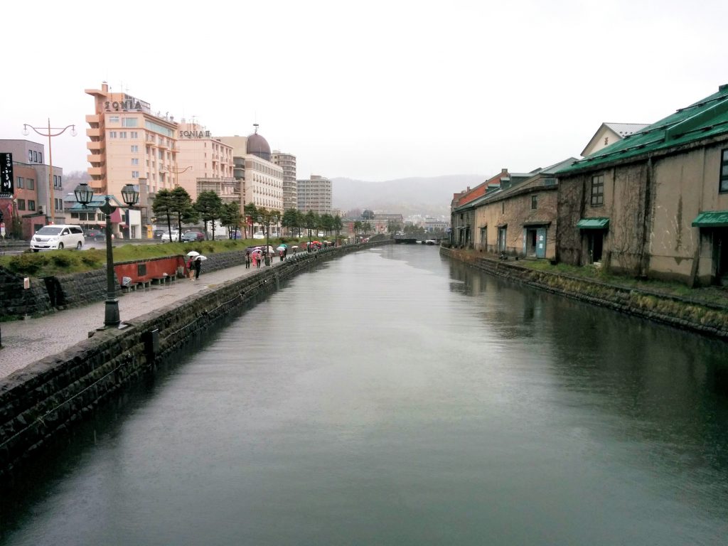 小樽運河の西を眺める