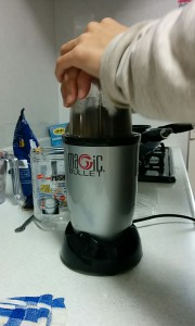 マジックブレットを上から押してコーヒー豆を挽きます。