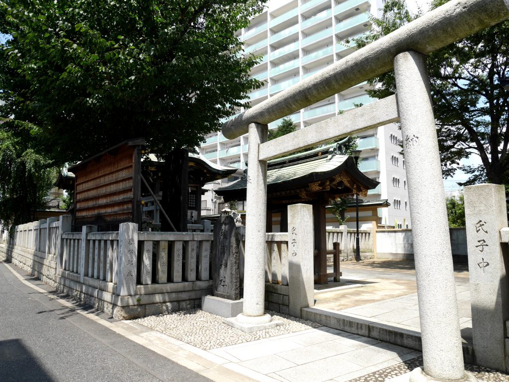 綾瀬神社。 鳥居をくぐった左手に本殿があります。