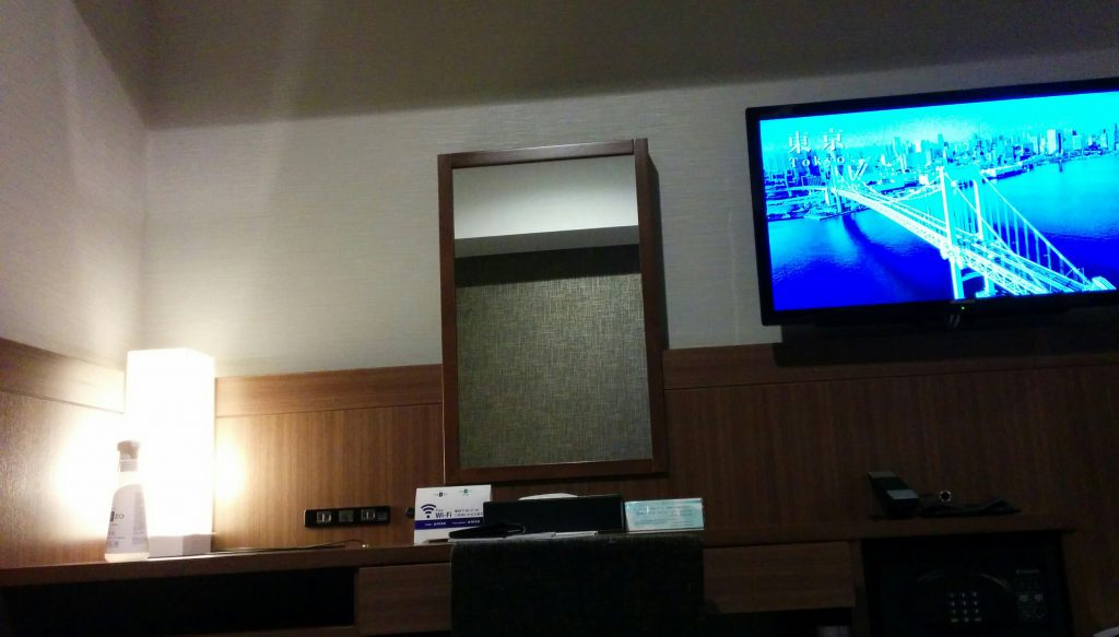ホテルユニゾ京都四条烏丸 客室の机