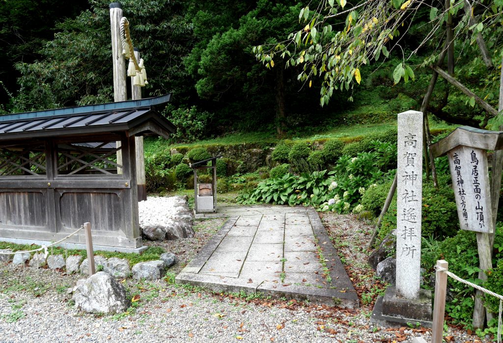 鳥居が高賀神社に向かって設置されており、ここから高賀神社を拝むことができます。